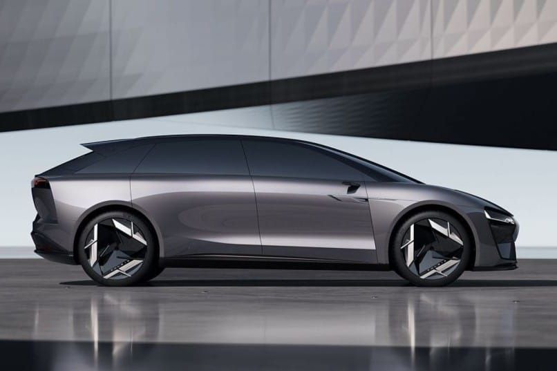 Seitliche Ansicht eines futuristischen Elektroauto-Konzepts in einer modernen Halle