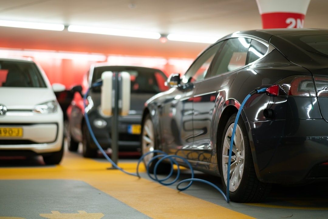Elektroautos werden in einer Tiefgarage über Ladekabel geladen